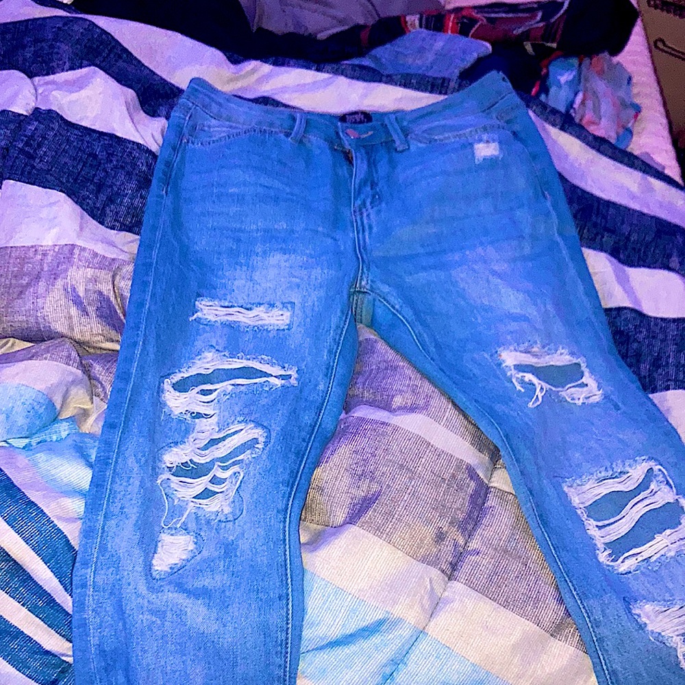 I’m selling a pair of my old jeans that are to big for me
